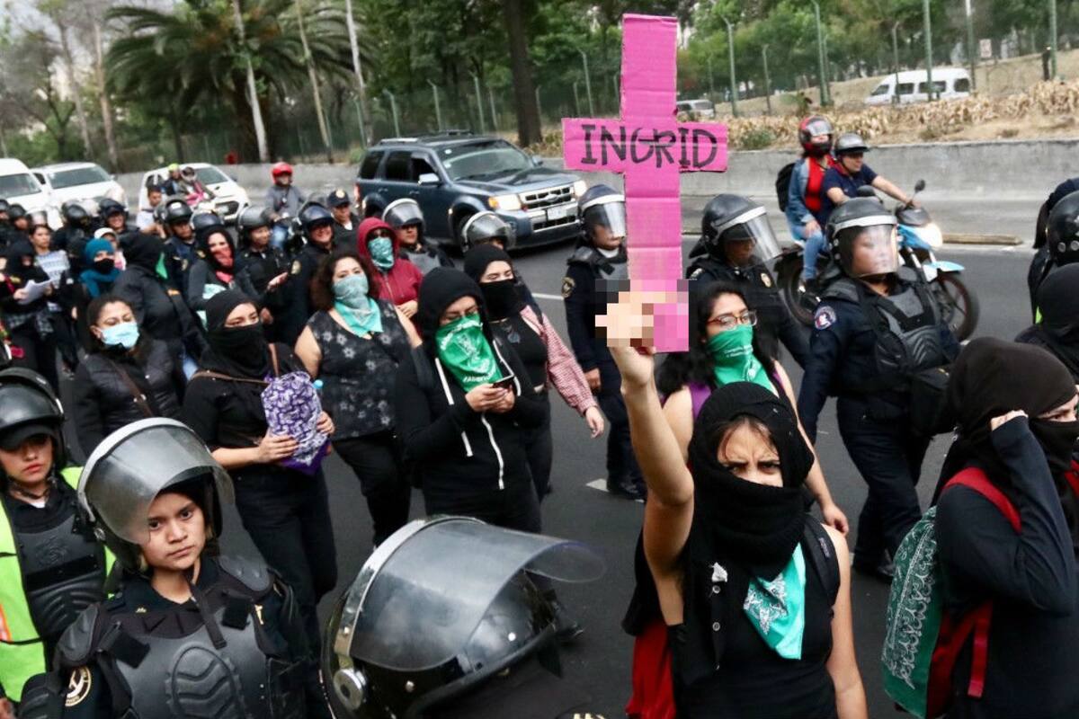 Joven lanza besos y piropos a feministas; lo encaran y su madre lo defiende