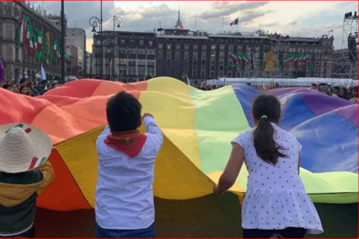 Llevan bandera LGBTTI al Zócalo para los asistentes del Grito de Independencia