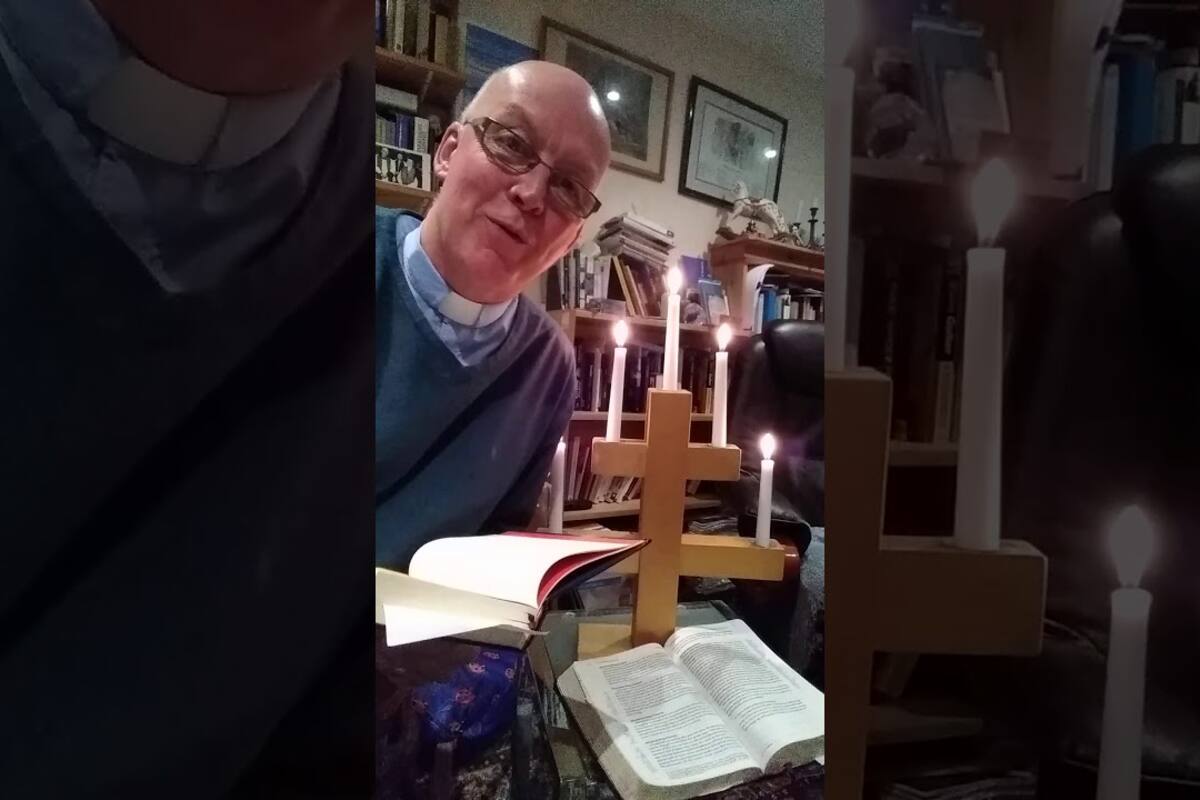 Se incendia sacerdote accidentalmente mientras oficia servicio religioso