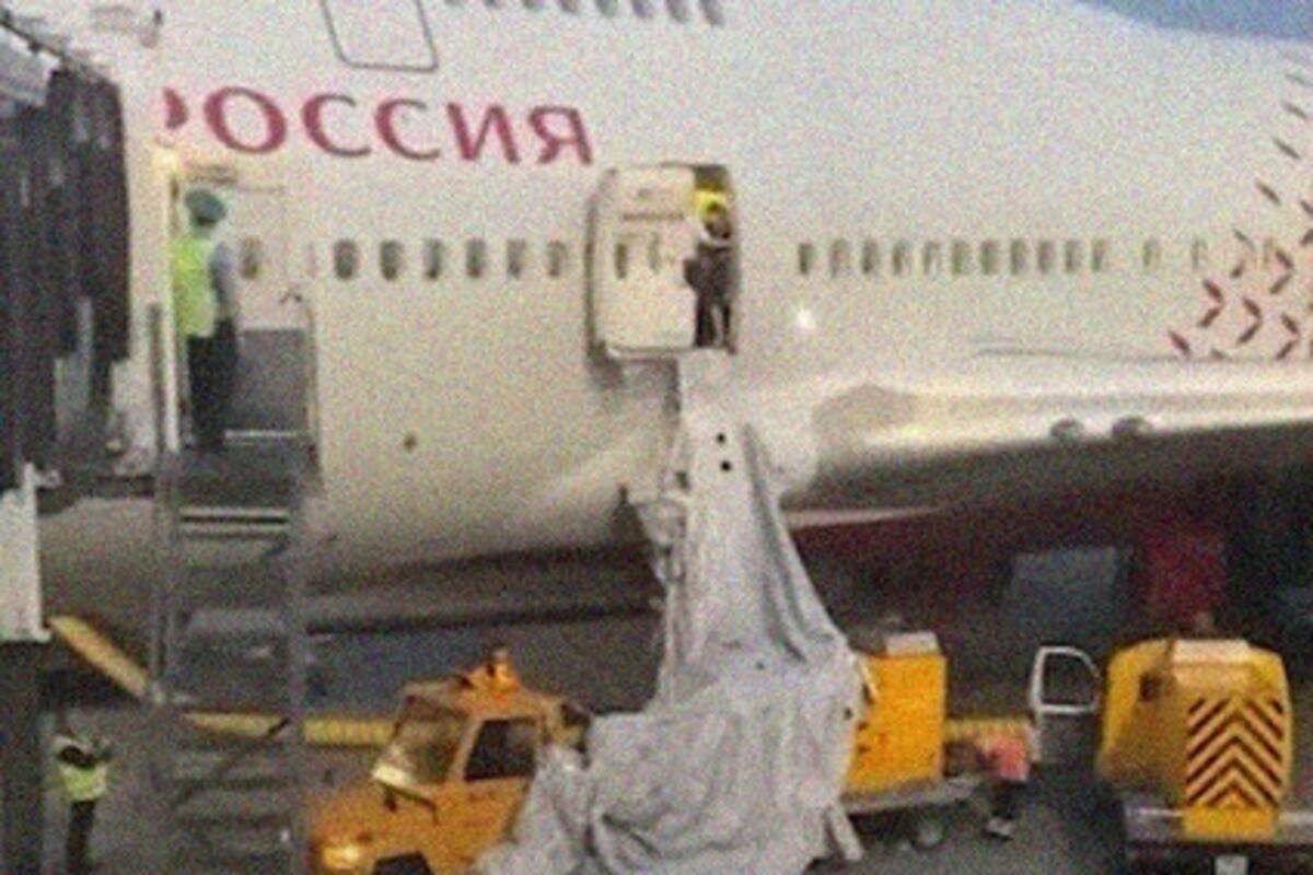 Pasajero abre la salida de emergencia de un avión, tenía calor