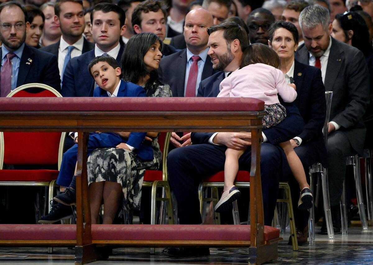 El vicepresidente de EE. UU. JD Vance (R) y su esposa Usha Vance (2-I) y sus hijos asisten a la Misa del Viernes Santo por la Pasión del Señor en la Basílica de San Pedro en el Vaticano, Ciudad del Vaticano, 18 de abril de 2025. (Italy, Rome) EFE/EPA/ETTORE FERRARI