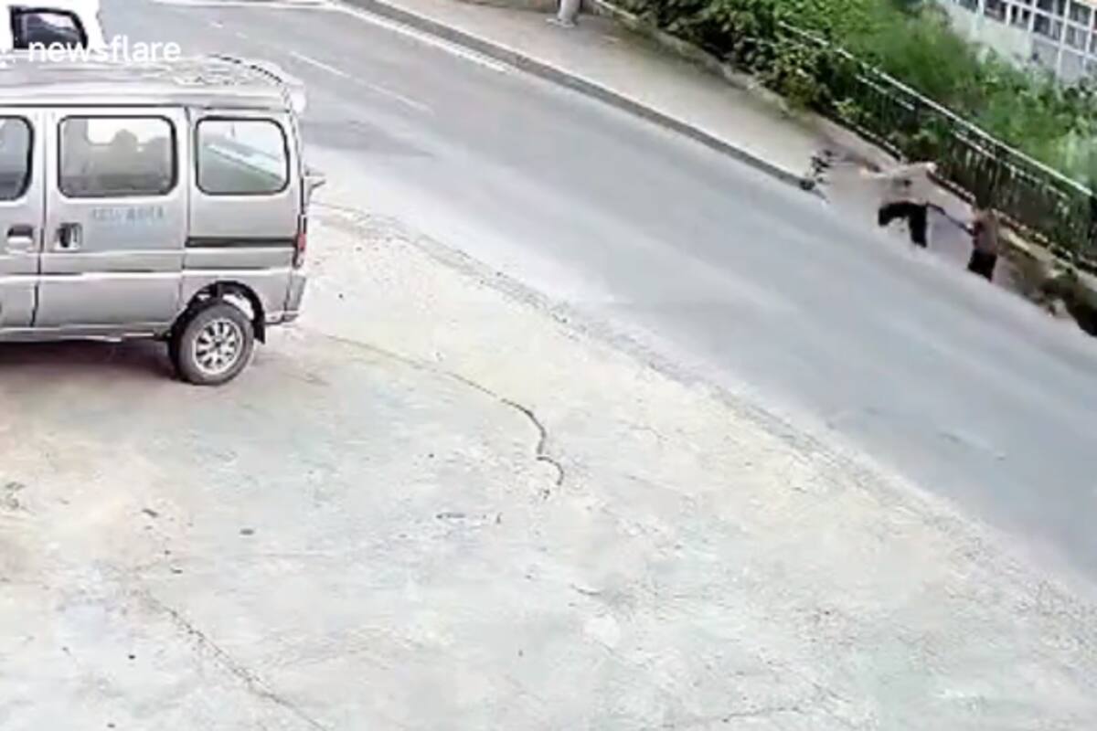 ¡Impactante video viral! Se "traga" la tierra a dos hombres en China