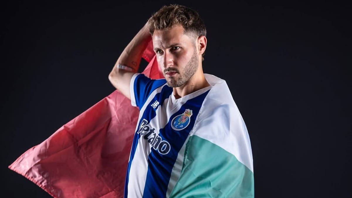 Santiago Giménez posa con la bandera de México durante sesión fotográfica con el FC Porto. (Foto: IG @fcporto)