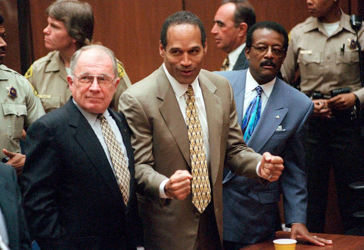 En esta foto del 3 de octubre de 1995, O.J. Simpson reacciona al ser declarado inocente en su juicio por los asesinatos de su exesposa Nicole Brown Simpson y el amigo de ésta, Ron Goldman, en Los Angeles. Lo acompañan sus abogados defensores F. Lee Bailey, a la izquierda, y Johnnie L. Cochran Jr. (Myung J. Chun/Los Angeles Daily News vía AP, Pool, Archivo)