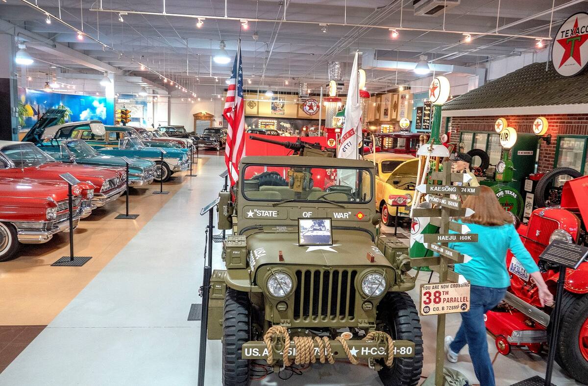 Personas visitan el nuevo Museo Dauer de Autos Clásicos en Sunrise, Florida, EE.UU., el 29 de abril de 2021 (publicado el 30 de abril de 2021). EFE/EPA/CRISTOBAL HERRERA-ULASHKEVICH