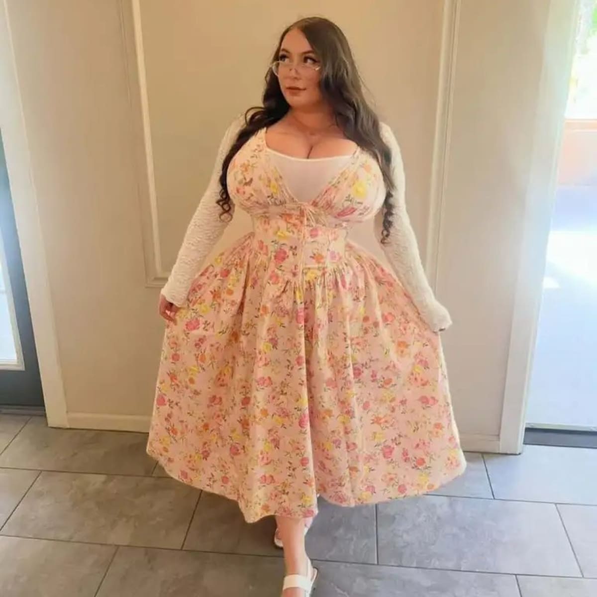 Con senos que pesan cerca de 25 kilos, Summer enfrenta dolor físico, dificultades cotidianas y una constante exposición pública.