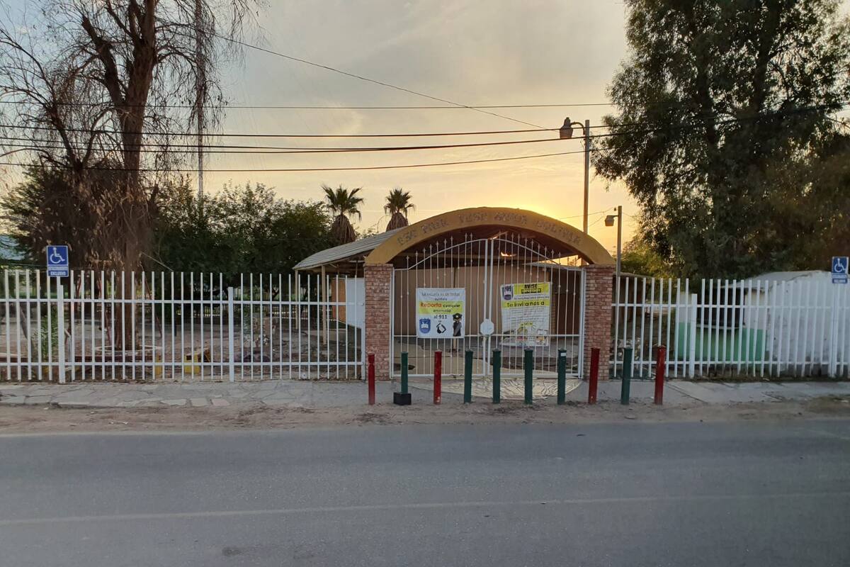 Cae allanador al interior de escuela