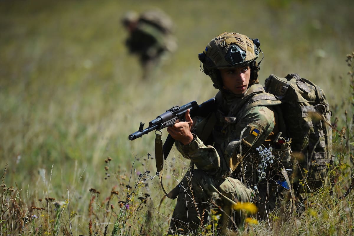 Ucrania amplía de dos a ocho semanas el tiempo máximo de combate para sus soldados y reconoce la falta de relevos y la presión constante en el frente tras más de dos años de guerra
