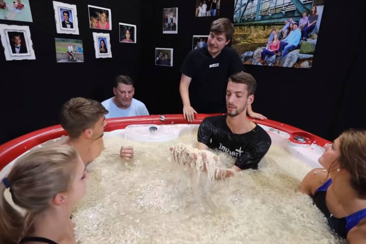 El último en salir de la piscina llena de “ramen” gana 20 mil dólares