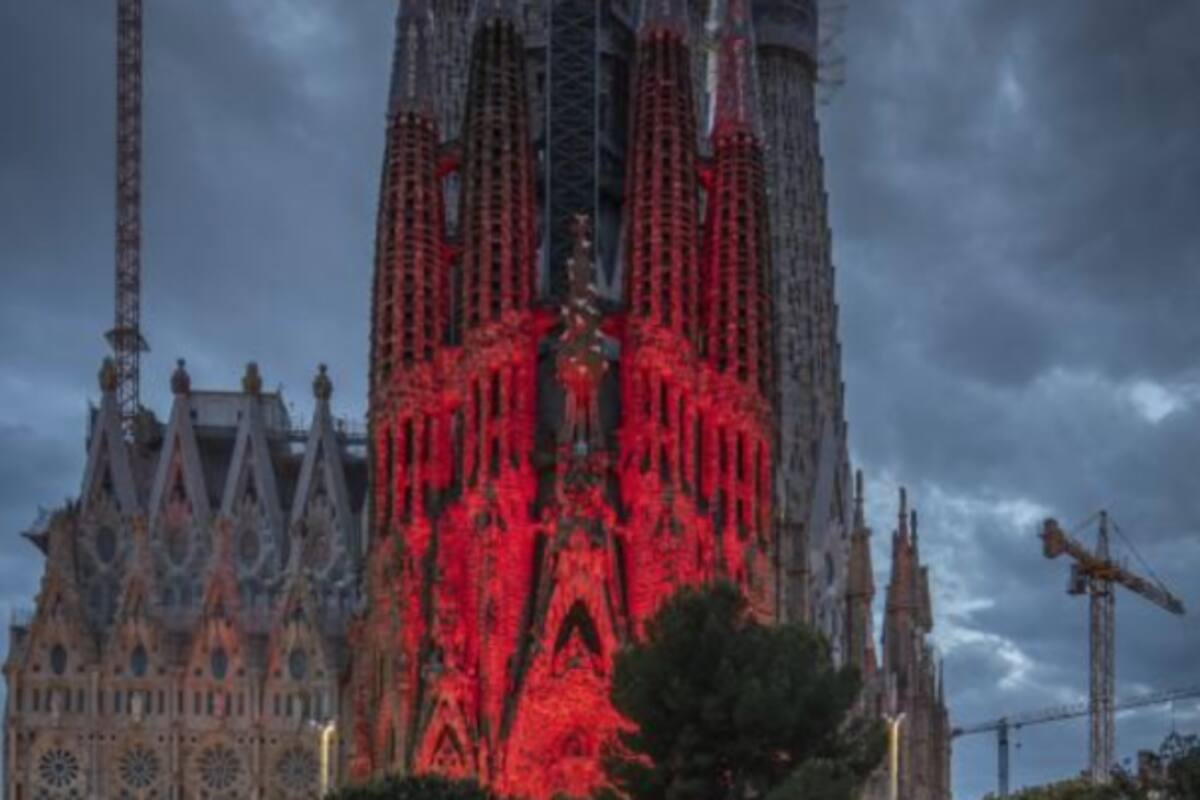 La Sagrada Familia se ha teñido de rojo