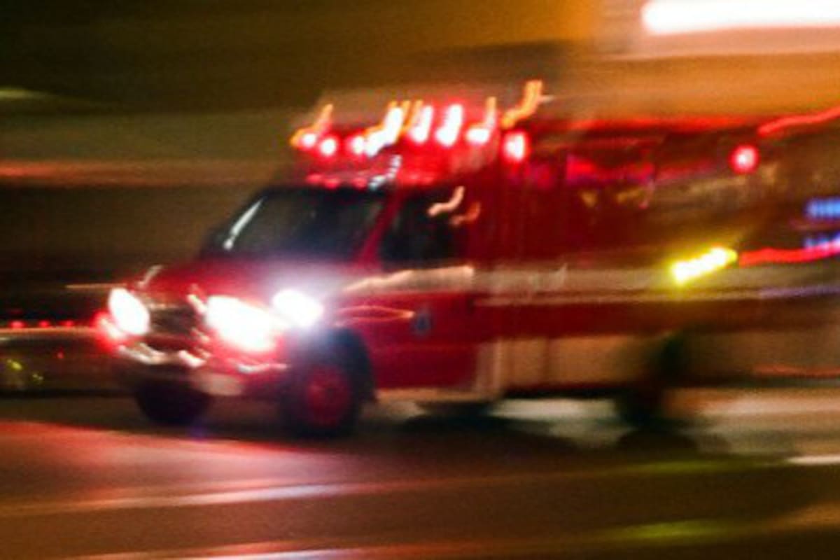 Paramédico muestra sus habilidades al volante de ambulancia en una emergencia