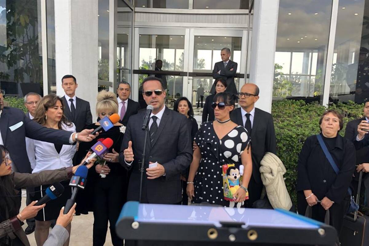 Hijos de José José agradecen que parte del cantante se quede en México