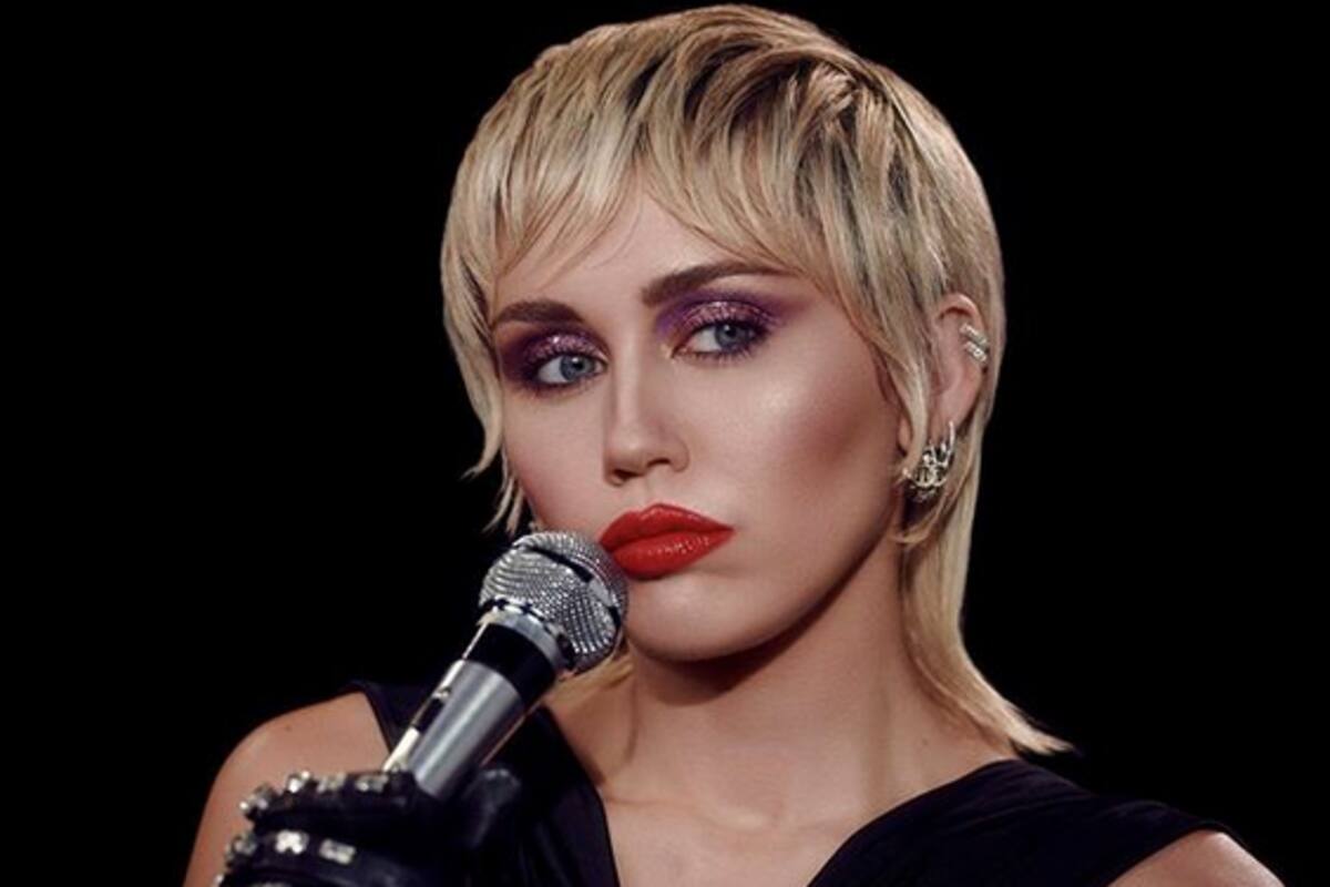 Miley Cyrus confesó que su primera experiencia sexual fue con dos mujeres