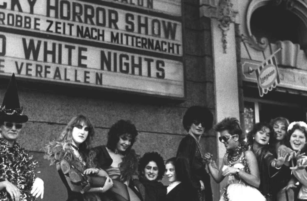 Espectadores reunidos para una función de medianoche de The Rocky Horror Picture Show durante los años 70. Foto: Redes Sociales