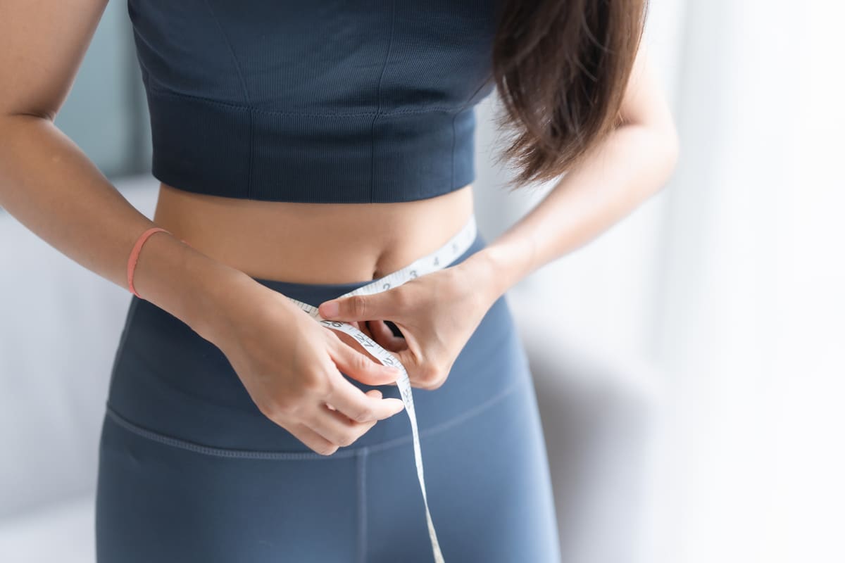 ¿Por qué para las mujeres es más difícil perder la grasa abdominal y cómo lograrlo, según expertos?