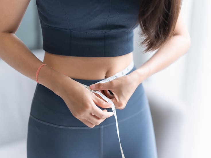 ¿Por qué para las mujeres es más difícil perder la grasa abdominal y cómo lograrlo, según expertos?