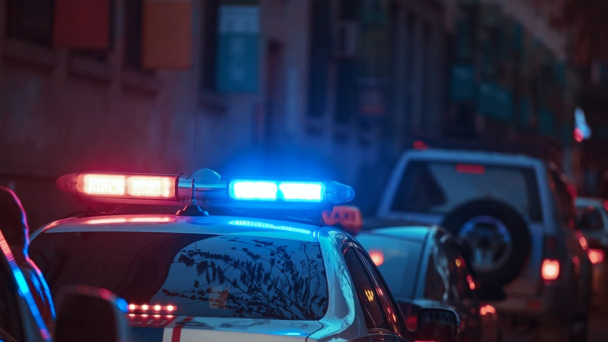 Vecinos reportan olores extraños y descubren cadáver en casa ligada a advertencia criminal previa, un hallazgo que revela un posible homicidio ocurrido días antes en un domicilio ya marcado por la violencia