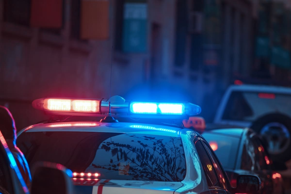 Vecinos reportan olores extraños y descubren cadáver en casa ligada a advertencia criminal previa, un hallazgo que revela un posible homicidio ocurrido días antes en un domicilio ya marcado por la violencia