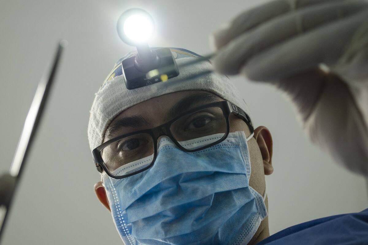 Médico ruso se implanta 5 microchips para hacer su vida "más fácil"