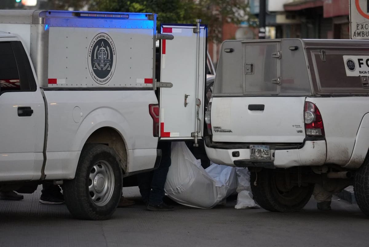 Autoridades hallaron en el interior de un vehículo un masculino de aproximadamente 30 años años con heridas de bala.