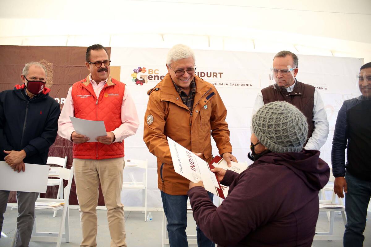 Entrega Gobernador títulos de propiedad a 21 damnificados
