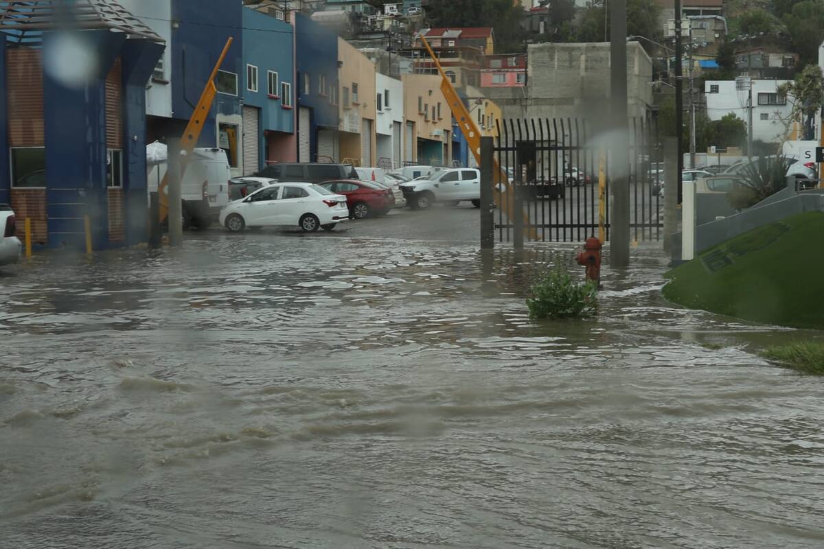 En total se registraron 18 reportes de emergencias, entre cortocircuitos, caídas de postes, caída de árboles, inundaciones, el rescate de un carro atascado en un encharcamiento y el derrumbe de un talud sobre viviendas en la colonia Pedregal de Santa Julia.