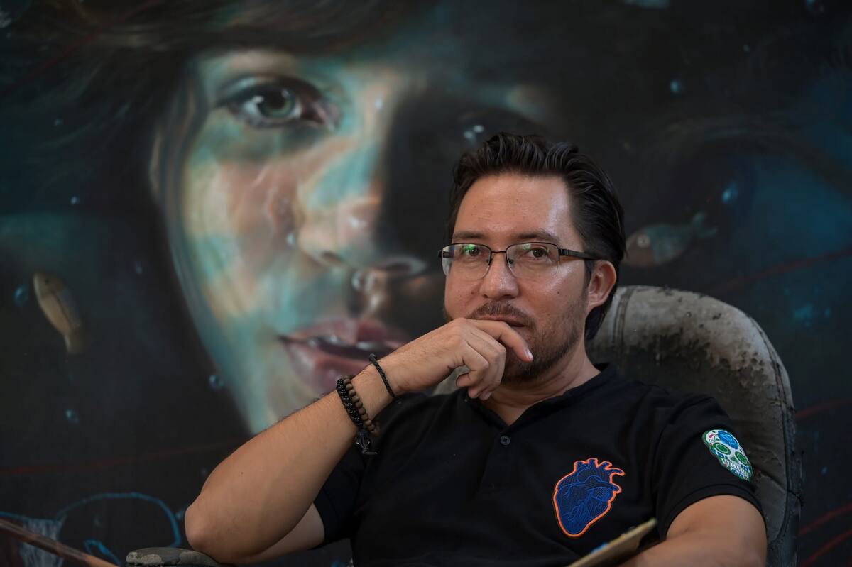 Jorge Ermilio Espinosa es el artista yucateco detrás del retrato oficial de AMLO. | Crédito: Facebook/Ermilio Espinosa