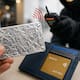 Expertos revelan que el truco de envolver las tarjetas bancarias en papel aluminio para evitar el fraude electrónico tiene una base científica, pero especialistas advierten que no basta para evitar fraudes