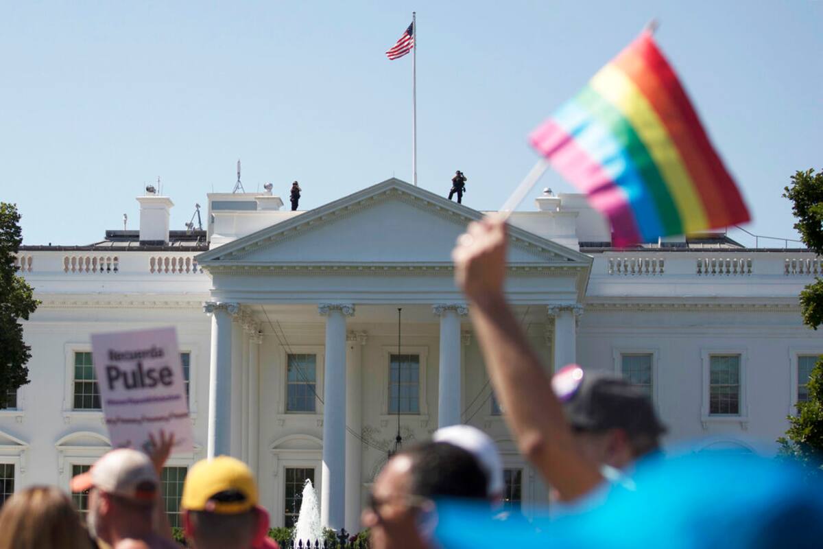 Una marcha del orgullo gay pasa frente a la Casa Blanca, el 11 de junio de 2017 en Washington. (AP Foto/Carolyn Kaster)