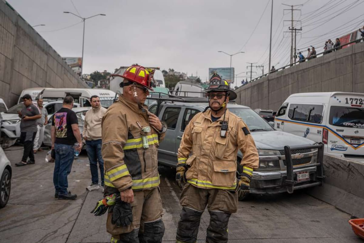 El accidente ocurrió a la altura de la llantera Jaramillo. Bomberos reportó 22 personas trasladadas a hospitales y ocho rescatadas de vehículos atrapados. Foto: Border Zoom