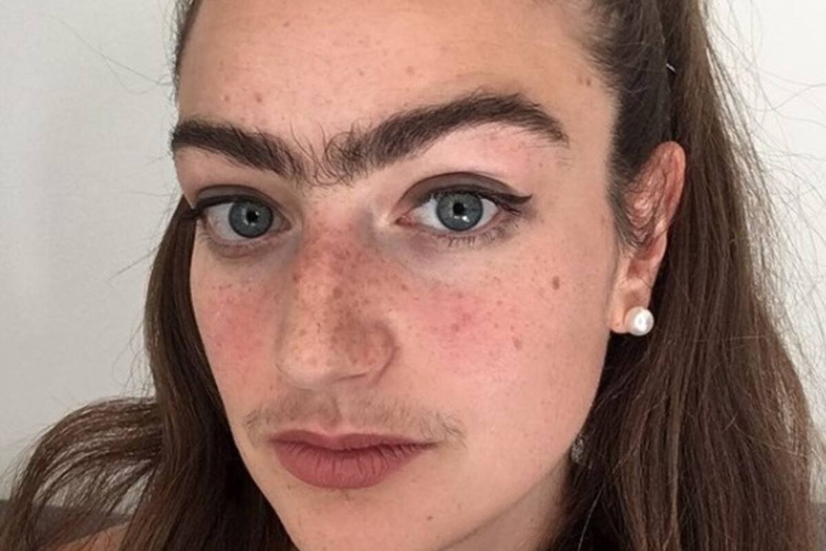 Lleva un año sin depilarse bigote y cejas, se vuelve viral