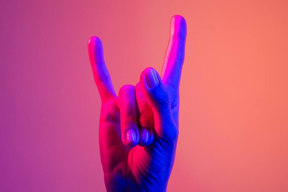 Día mundial del Heavy Metal: El origen de la mano cornuta