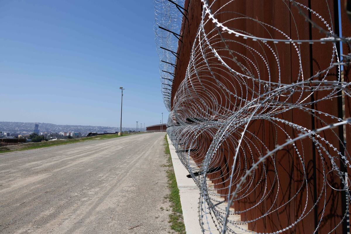 Al ver complicado el cruce por tierra es la opción por la que han optado, aseguran autoridades. Foto: Abdiel Ortega