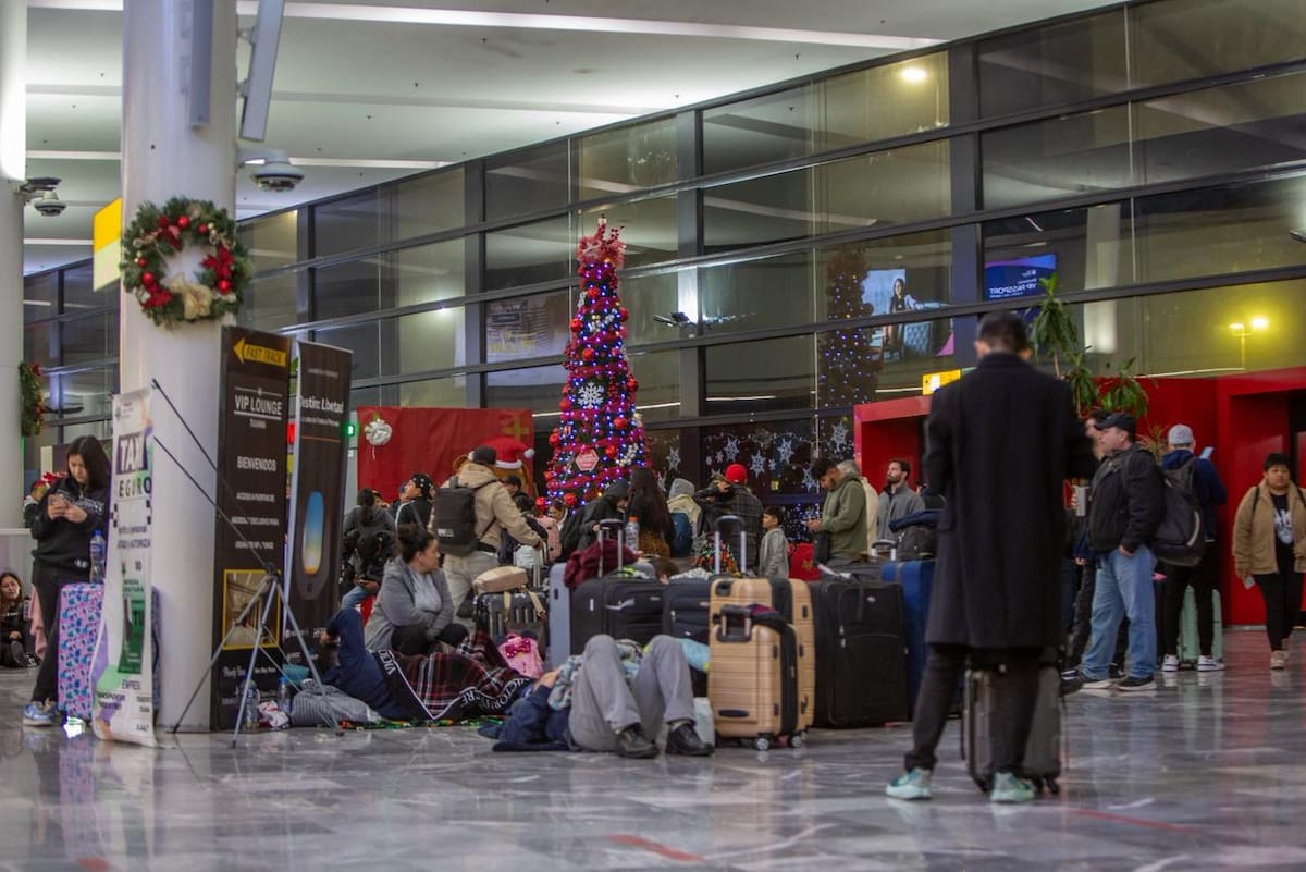 Algunos pasajeros reportaron esperas de más de nueve horas sin hospedaje, información clara ni reprogramaciones confirmadas. Foto: Border Zoom