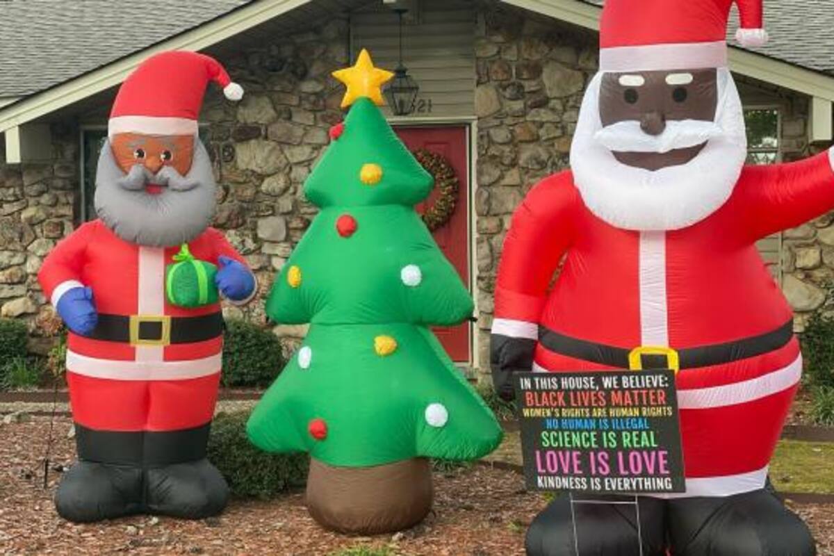 Decoran casas con Santas de color tras el mensaje racista que le llegó a uno de sus vecinos