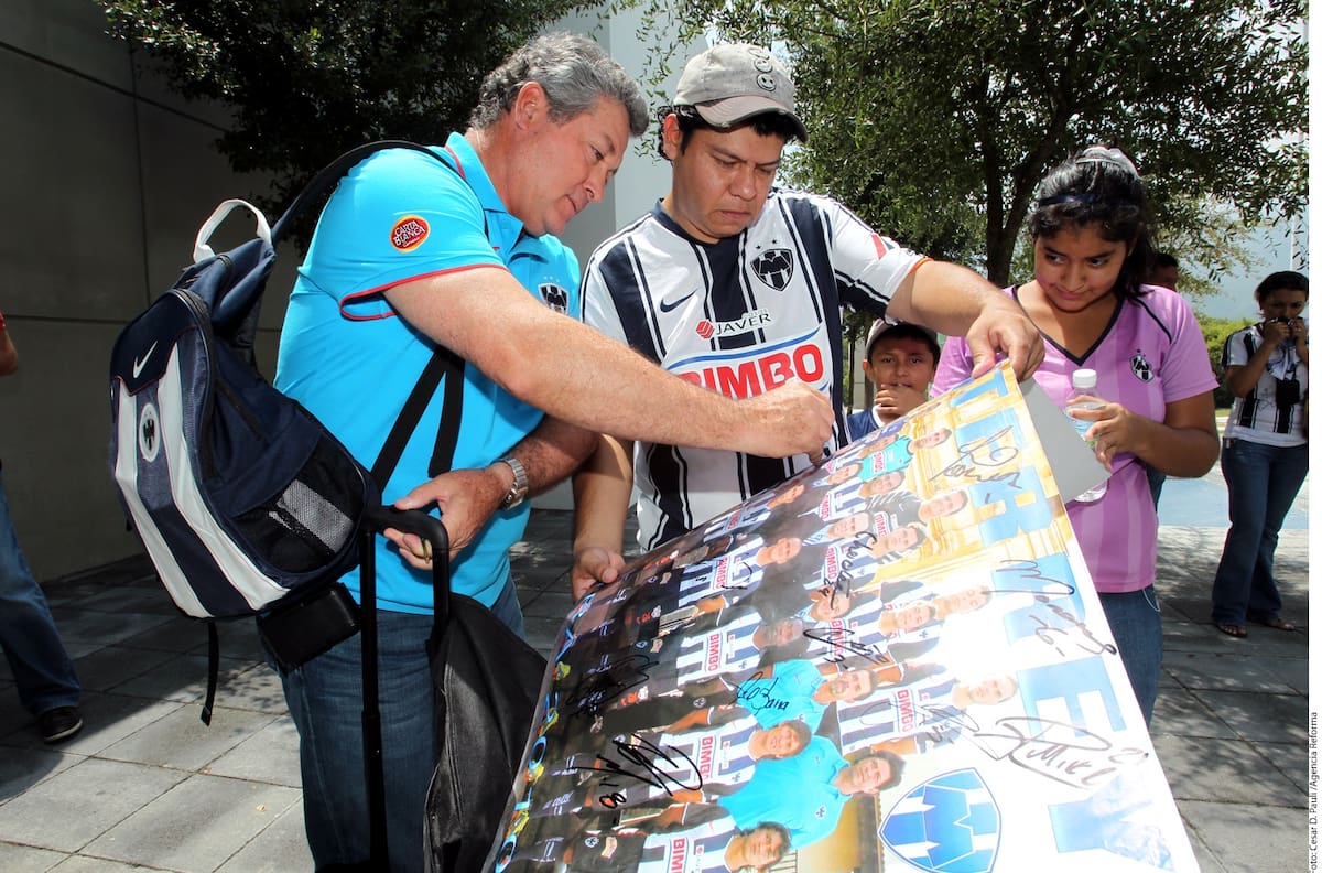 Víctor Manuel Vucetich firma autógrafos a aficionados de Rayados de Monterrey; 20 de agosto del 2010. (Foto: Archivo GH)