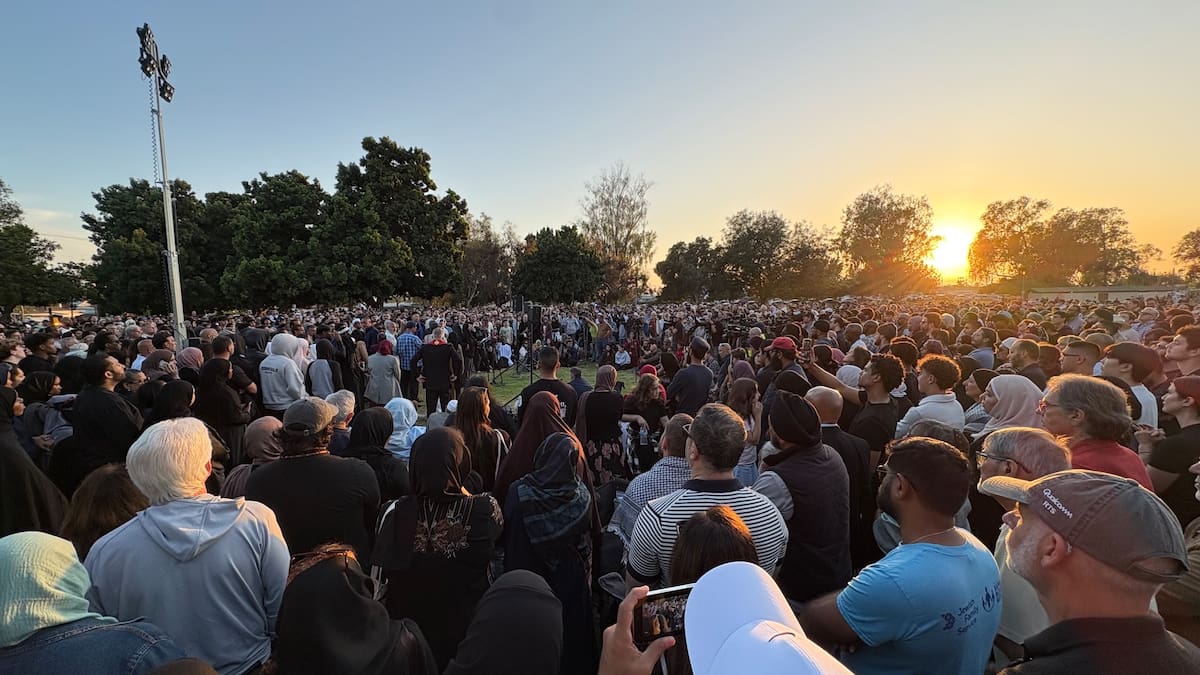 Miles de personas acuden a vigilia en honor a víctimas de tiroteo de mezquita en San Diego