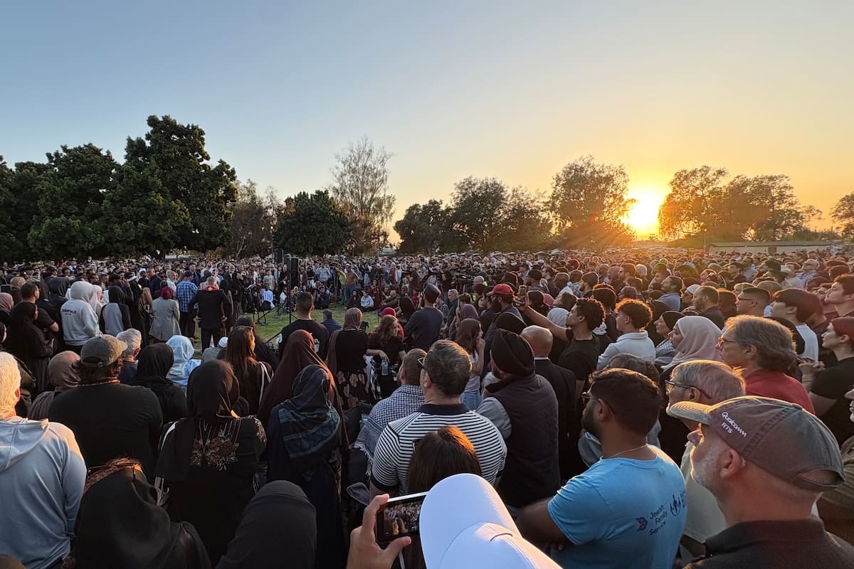 Miles de personas acuden a vigilia en honor a víctimas de tiroteo de mezquita en San Diego