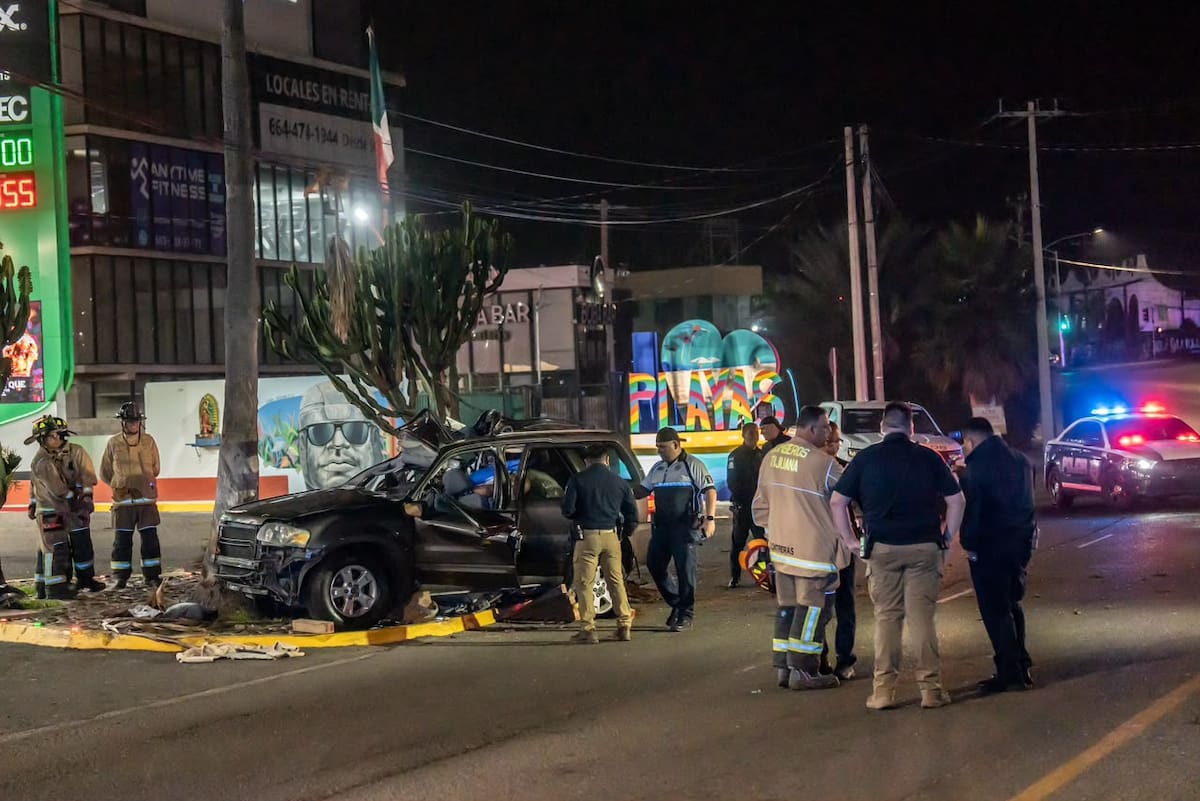 Un hombre murió tras quedar prensado en una camioneta que se impactó contra una palmera en Playas de Tijuana. Foto: Border Zoom