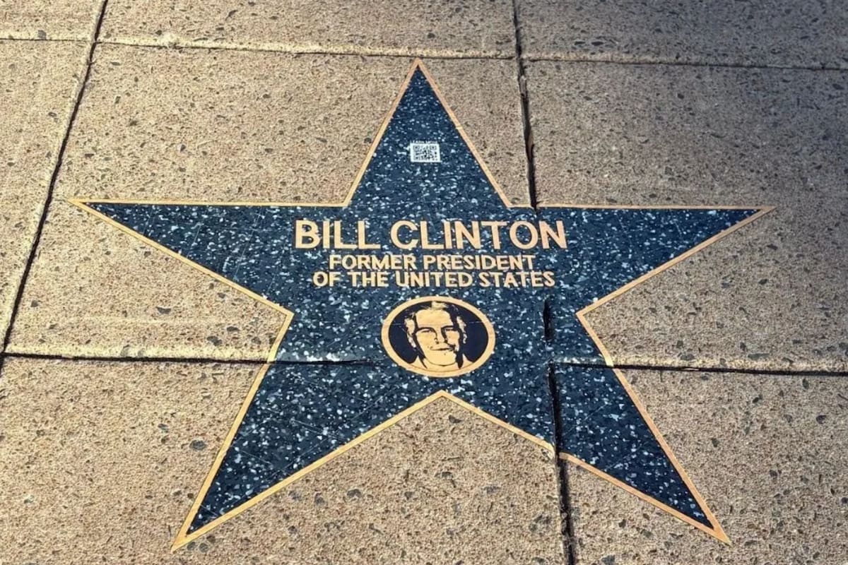 Instalan cerca de la Casa Blanca un “Paseo de la Vergüenza” con nombres vinculados al caso Jeffrey Epstein