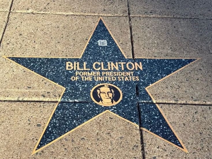 Instalan cerca de la Casa Blanca un “Paseo de la Vergüenza” con nombres vinculados al caso Jeffrey Epstein