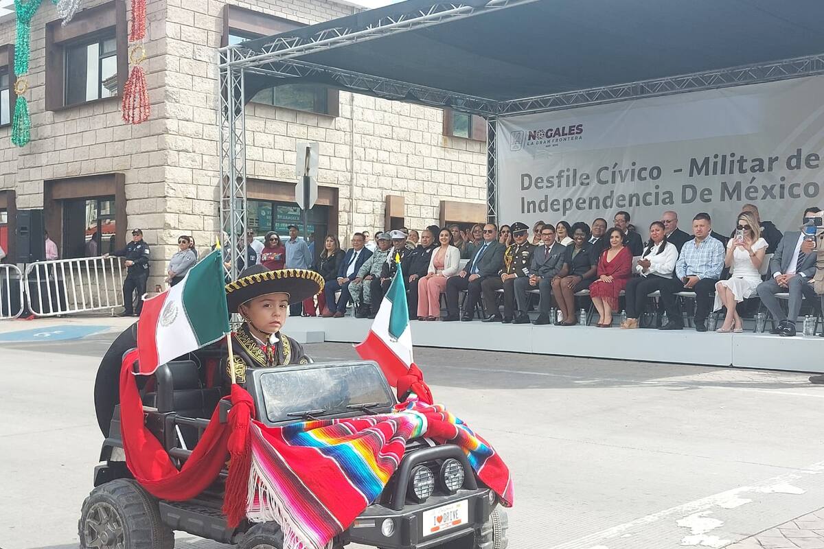 Realizan colorido desfile cívico militar en Nogales
