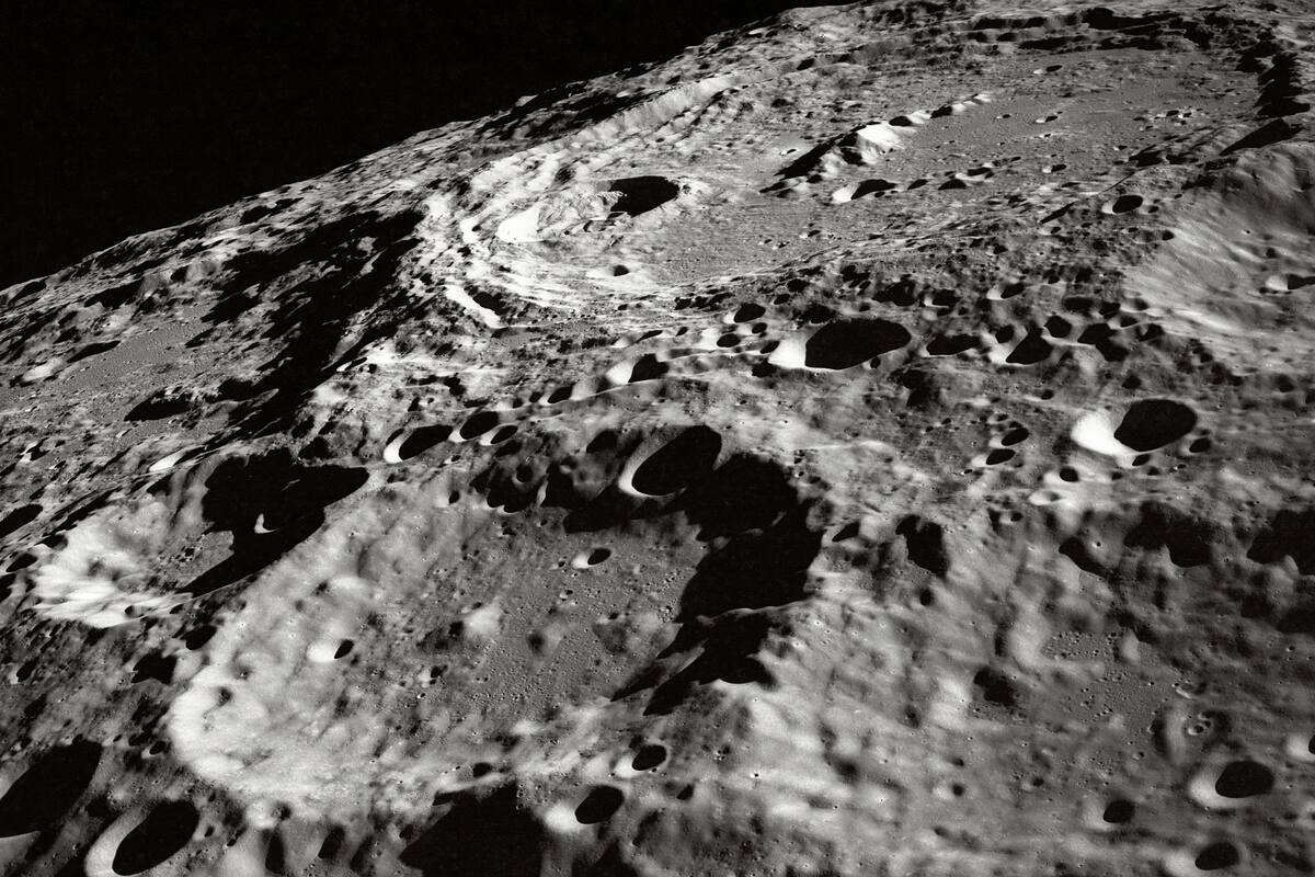 La NASA localiza un objeto que gira alrededor de la luna