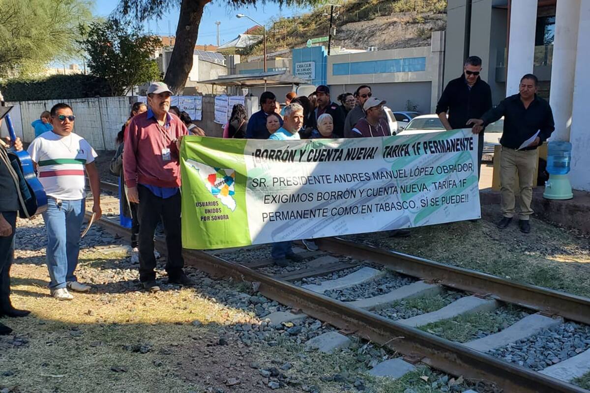 Usuarios Unidos por Sonora bloquean vías del ferrocarril en Nogales