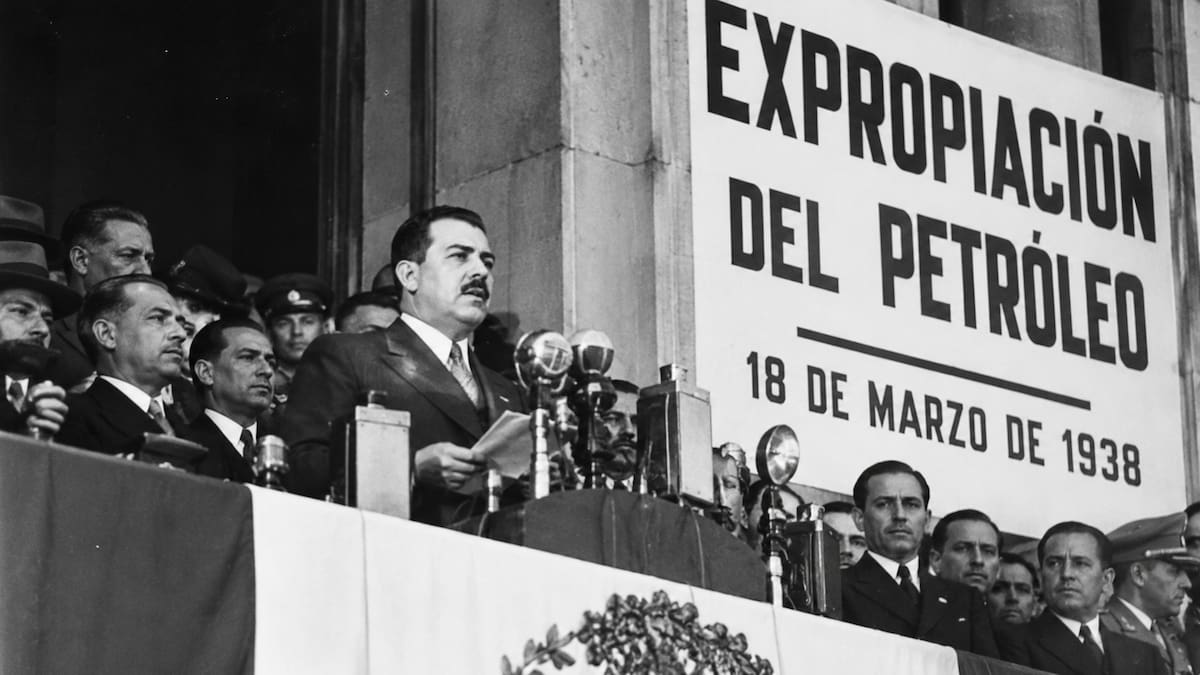 El 18 de marzo de 1938, el presidente Lázaro Cárdenas decretó la expropiación de los bienes de compañías petroleras extranjeras, una decisión que permitió al Estado mexicano asumir el control de la industria petrolera. | Imagen recreada con inteligencia artificial.