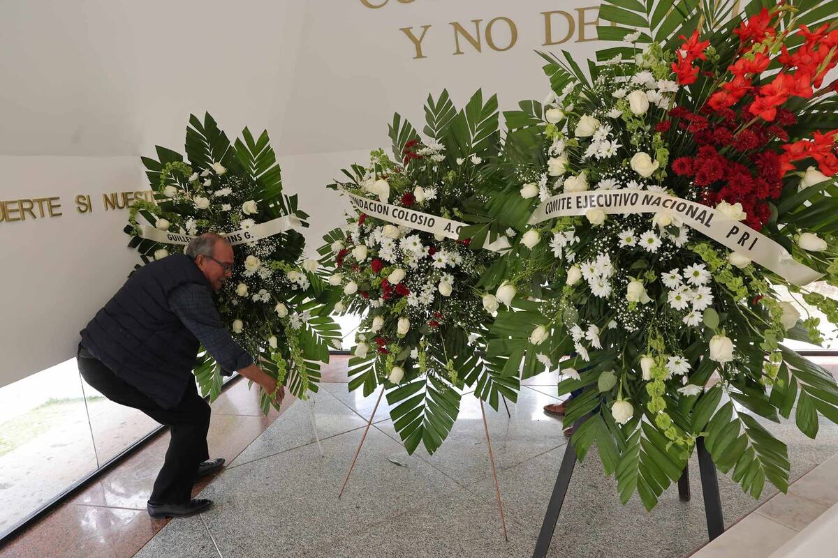 Primera Guardia de Honor en Mausoleo a Luis Donaldo Colosio Murrieta que encabezó Guillermo Hopkins Gámez Vicepresidente Nacional de la Fundación Colosio. FOTO: JULIÁN ORTEGA