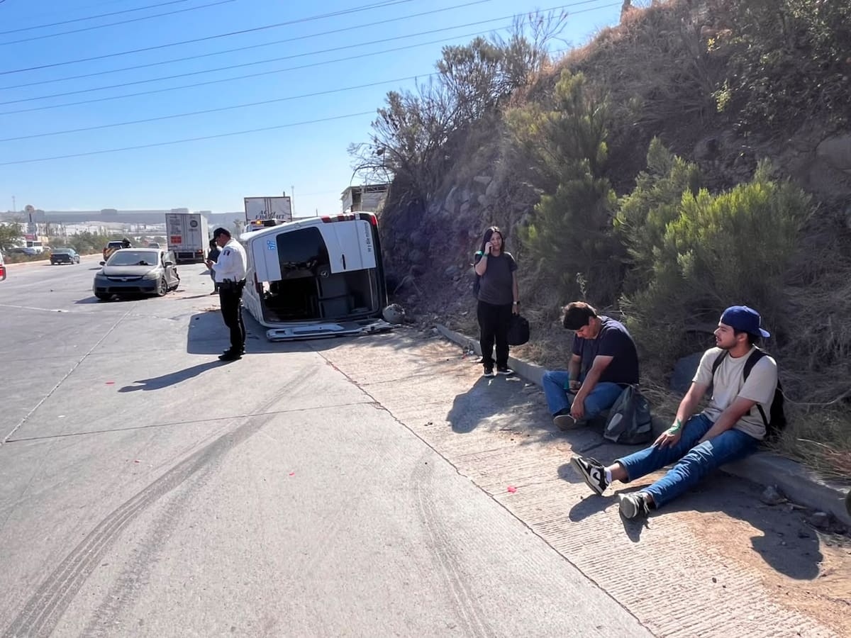 En el percance estuvieron involucrados un tráiler, una unidad de transporte público y un vehículo particular; el incidente provocó fuerte congestionamiento vial. Foto: Border Zoom