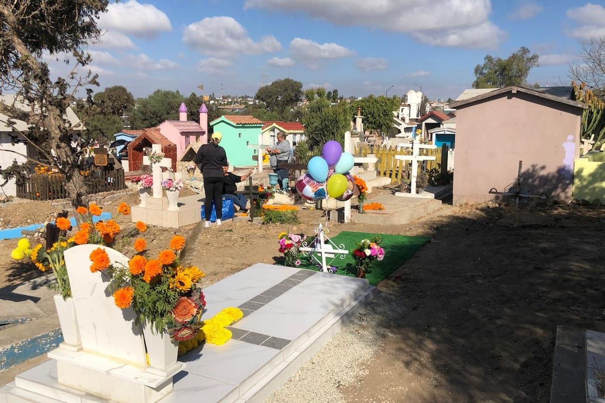 ‘Adornan’ juguetes el panteón en Rosarito