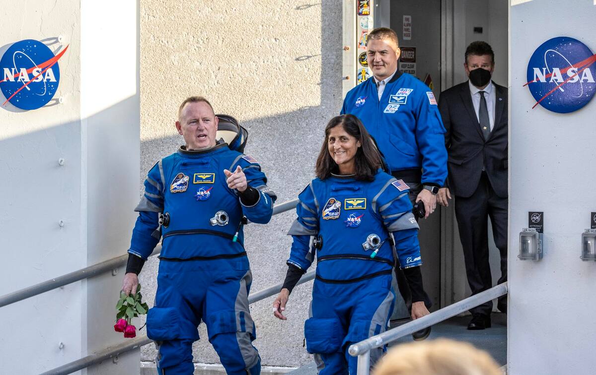 Miembros de la tripulación de vuelo de prueba de Boeing de la NASA, Butch Wilmore (L) y Suni Williams, en Titusville, Florida, Estados Unidos. Foto: EFE/CRISTÓBAL HERRERA-ULASHKEVICH