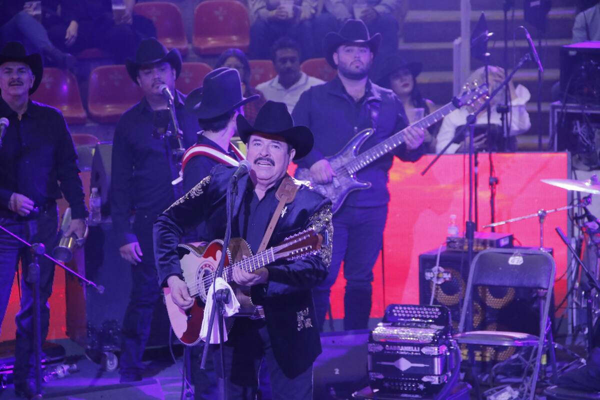 Chuy Vega saludando al público de Hermosillo al ritmo de su bajo sexto. / Foto: Gamaliel González